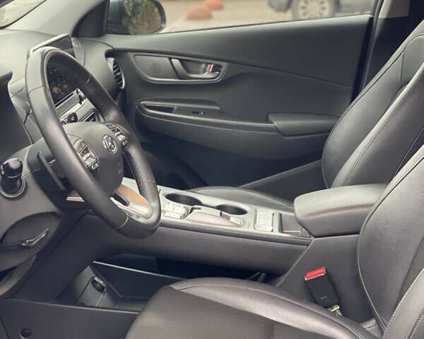 Серый Хендай Kona, объемом двигателя 0 л и пробегом 78 тыс. км за 17999 $, фото 31 на Automoto.ua