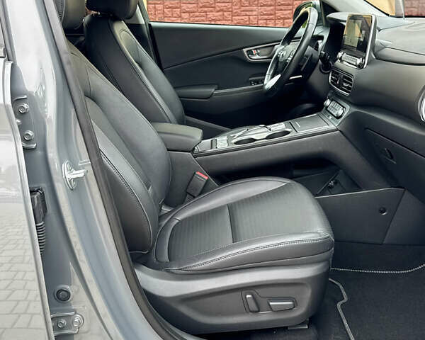 Серый Хендай Kona, объемом двигателя 0 л и пробегом 82 тыс. км за 17888 $, фото 75 на Automoto.ua