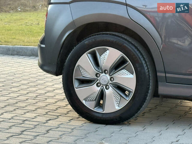 Серый Хендай Kona, объемом двигателя 0 л и пробегом 71 тыс. км за 17999 $, фото 13 на Automoto.ua