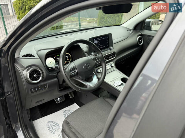 Серый Хендай Kona, объемом двигателя 0 л и пробегом 56 тыс. км за 17299 $, фото 32 на Automoto.ua