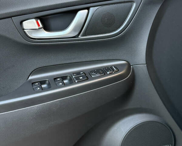 Серый Хендай Kona, объемом двигателя 0 л и пробегом 42 тыс. км за 17900 $, фото 22 на Automoto.ua