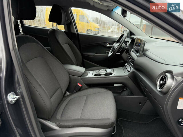 Серый Хендай Kona, объемом двигателя 0 л и пробегом 52 тыс. км за 17299 $, фото 46 на Automoto.ua