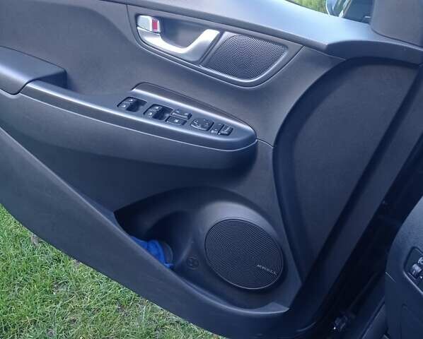 Серый Хендай Kona, объемом двигателя 0 л и пробегом 75 тыс. км за 17435 $, фото 18 на Automoto.ua