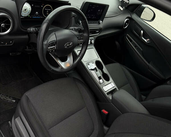 Серый Хендай Kona, объемом двигателя 0 л и пробегом 39 тыс. км за 16999 $, фото 24 на Automoto.ua