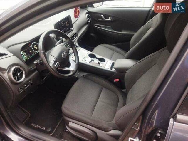 Серый Хендай Kona, объемом двигателя 0 л и пробегом 30 тыс. км за 15999 $, фото 1 на Automoto.ua