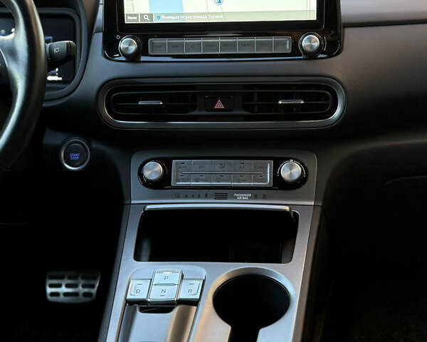 Серый Хендай Kona, объемом двигателя 0 л и пробегом 42 тыс. км за 17900 $, фото 4 на Automoto.ua