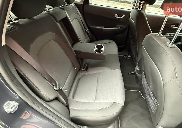 Серый Хендай Kona, объемом двигателя 0 л и пробегом 50 тыс. км за 18500 $, фото 51 на Automoto.ua