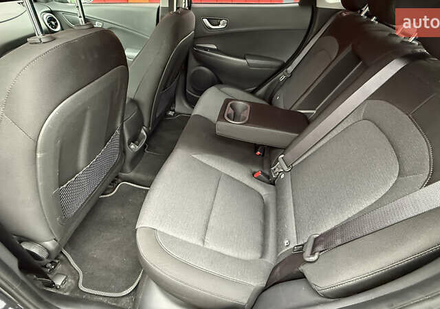 Серый Хендай Kona, объемом двигателя 0 л и пробегом 50 тыс. км за 18500 $, фото 44 на Automoto.ua