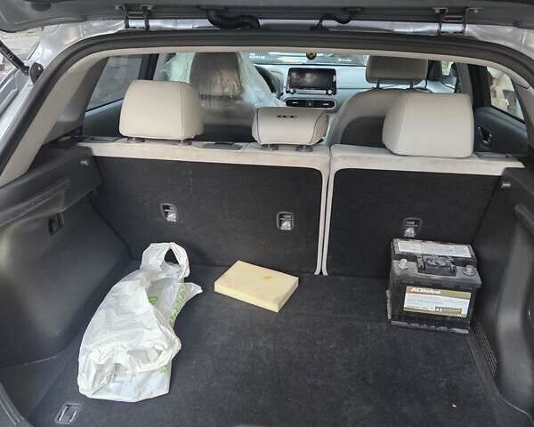 Серый Хендай Kona, объемом двигателя 0 л и пробегом 150 тыс. км за 20900 $, фото 4 на Automoto.ua