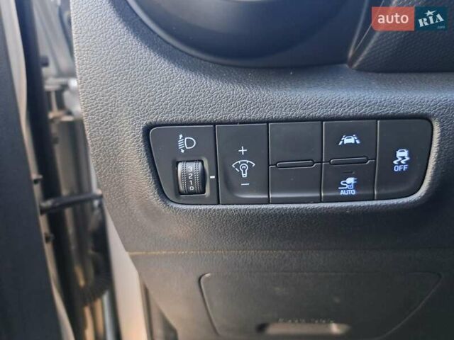 Серый Хендай Kona, объемом двигателя 0 л и пробегом 98 тыс. км за 19373 $, фото 10 на Automoto.ua