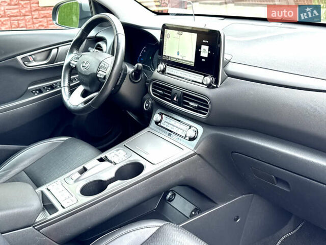 Серый Хендай Kona, объемом двигателя 0 л и пробегом 82 тыс. км за 17888 $, фото 78 на Automoto.ua