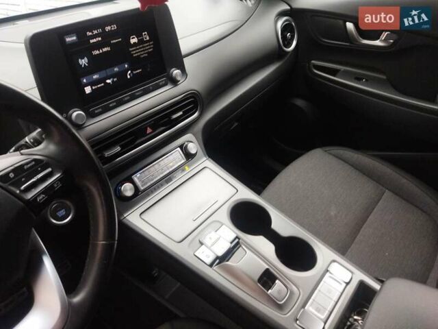 Серый Хендай Kona, объемом двигателя 0 л и пробегом 30 тыс. км за 15999 $, фото 21 на Automoto.ua