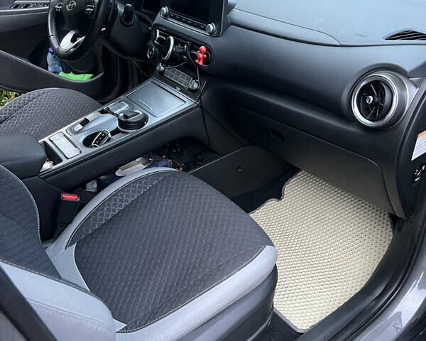 Серый Хендай Kona, объемом двигателя 0 л и пробегом 74 тыс. км за 18100 $, фото 11 на Automoto.ua