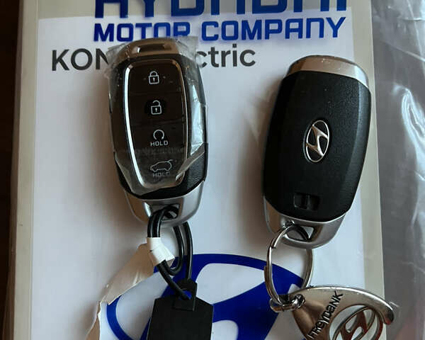 Серый Хендай Kona, объемом двигателя 0 л и пробегом 74 тыс. км за 18100 $, фото 20 на Automoto.ua