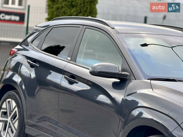 Серый Хендай Kona, объемом двигателя 0 л и пробегом 56 тыс. км за 17299 $, фото 7 на Automoto.ua