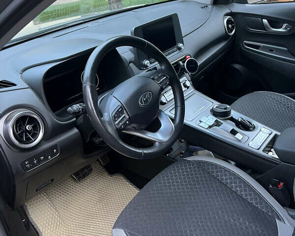 Серый Хендай Kona, объемом двигателя 0 л и пробегом 74 тыс. км за 18100 $, фото 7 на Automoto.ua