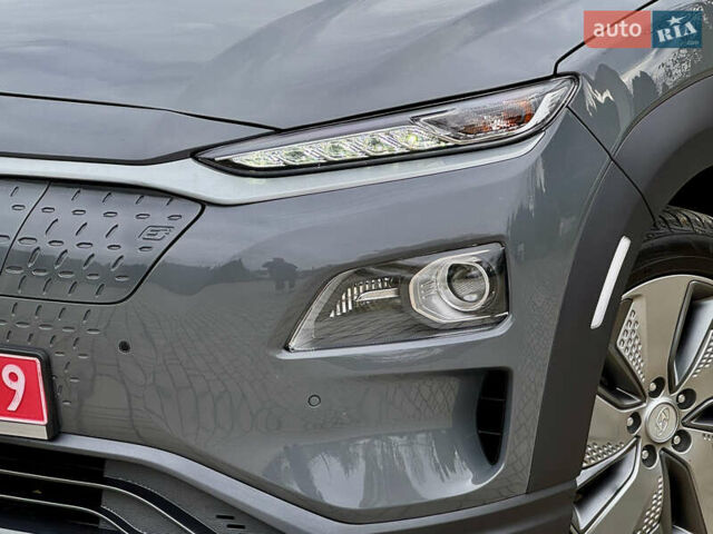 Серый Хендай Kona, объемом двигателя 0 л и пробегом 82 тыс. км за 17888 $, фото 6 на Automoto.ua