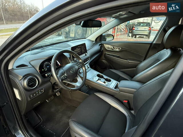 Серый Хендай Kona, объемом двигателя 0 л и пробегом 71 тыс. км за 17999 $, фото 18 на Automoto.ua