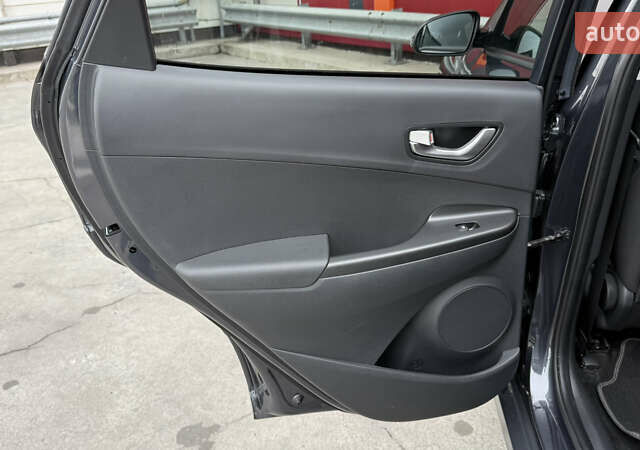 Серый Хендай Kona, объемом двигателя 0 л и пробегом 50 тыс. км за 18500 $, фото 40 на Automoto.ua