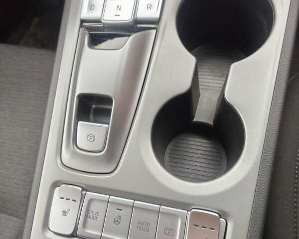 Серый Хендай Kona, объемом двигателя 0 л и пробегом 50 тыс. км за 17650 $, фото 62 на Automoto.ua