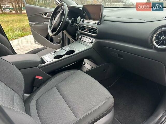 Серый Хендай Kona, объемом двигателя 0 л и пробегом 61 тыс. км за 17900 $, фото 28 на Automoto.ua