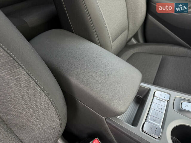 Серый Хендай Kona, объемом двигателя 0 л и пробегом 41 тыс. км за 18000 $, фото 23 на Automoto.ua