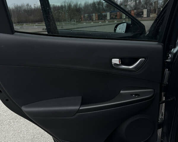 Серый Хендай Kona, объемом двигателя 0 л и пробегом 39 тыс. км за 16999 $, фото 20 на Automoto.ua