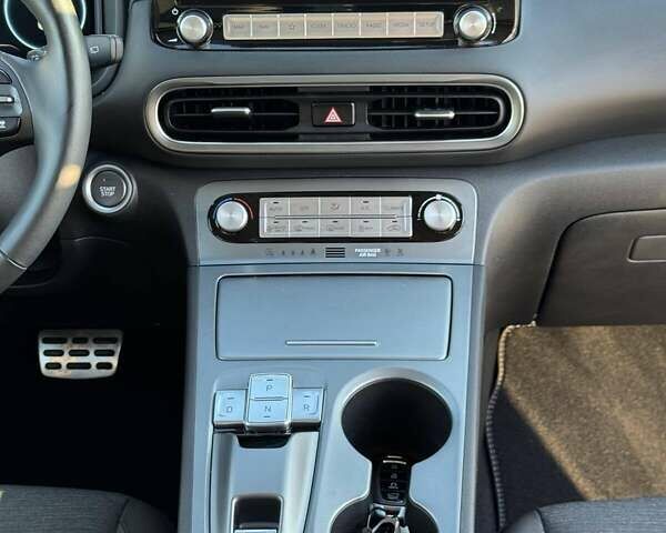 Серый Хендай Kona, объемом двигателя 0 л и пробегом 51 тыс. км за 16999 $, фото 16 на Automoto.ua