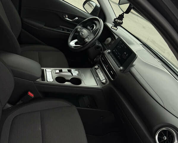 Серый Хендай Kona, объемом двигателя 0 л и пробегом 39 тыс. км за 16999 $, фото 34 на Automoto.ua