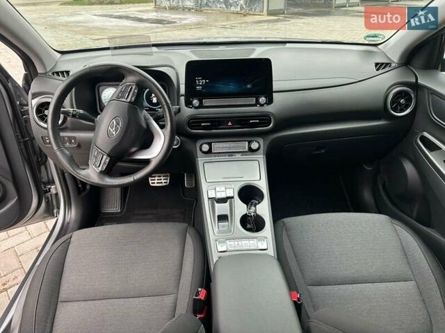 Серый Хендай Kona, объемом двигателя 0 л и пробегом 61 тыс. км за 17900 $, фото 22 на Automoto.ua