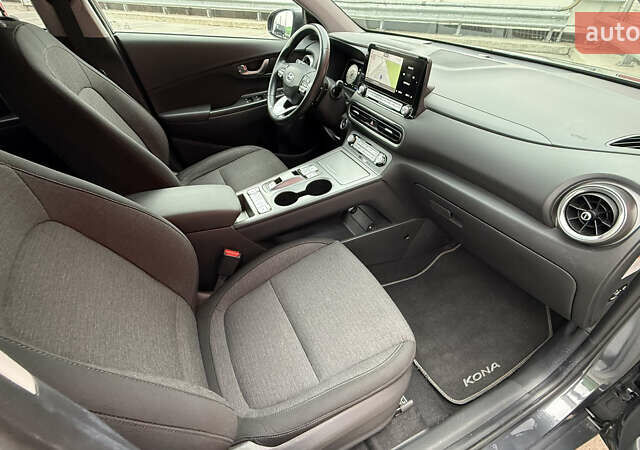 Серый Хендай Kona, объемом двигателя 0 л и пробегом 50 тыс. км за 18500 $, фото 58 на Automoto.ua