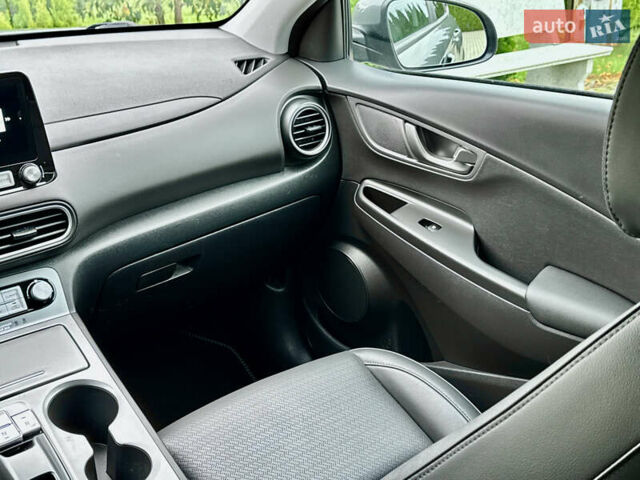 Серый Хендай Kona, объемом двигателя 0 л и пробегом 82 тыс. км за 17888 $, фото 59 на Automoto.ua