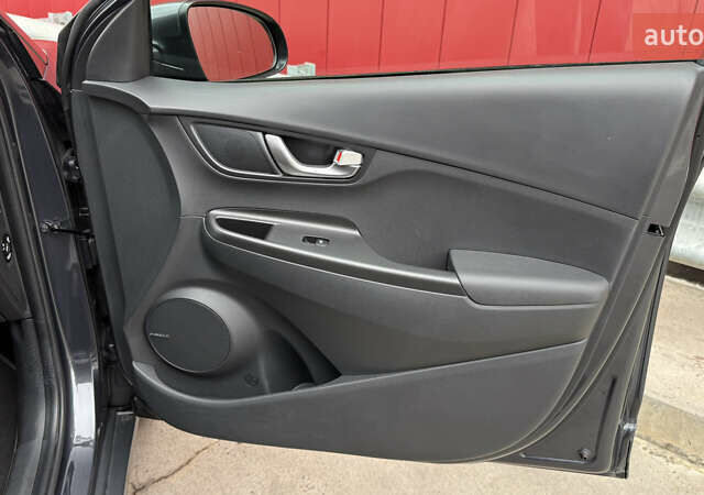 Серый Хендай Kona, объемом двигателя 0 л и пробегом 50 тыс. км за 18500 $, фото 53 на Automoto.ua