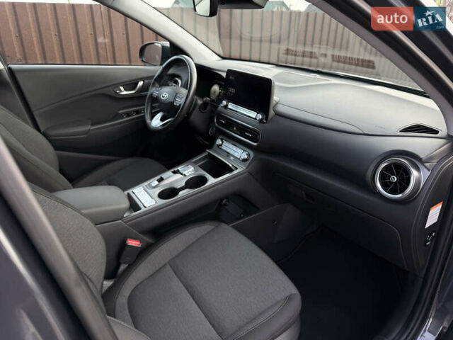 Серый Хендай Kona, объемом двигателя 0 л и пробегом 41 тыс. км за 18000 $, фото 22 на Automoto.ua