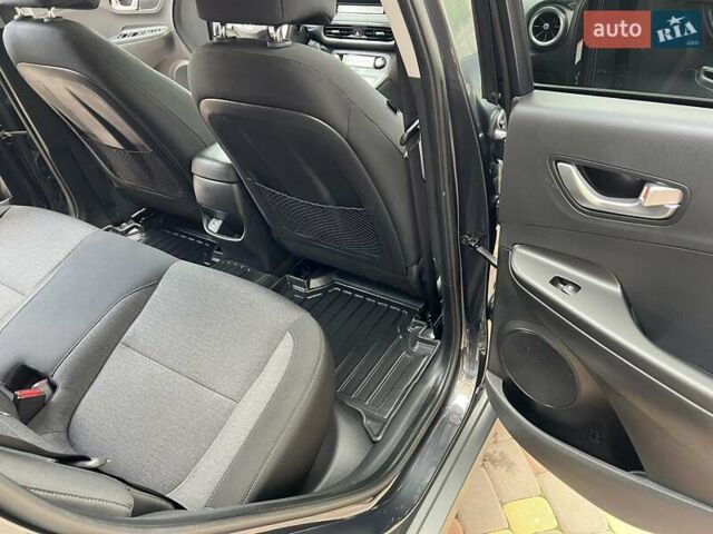 Серый Хендай Kona, объемом двигателя 0 л и пробегом 114 тыс. км за 19950 $, фото 49 на Automoto.ua