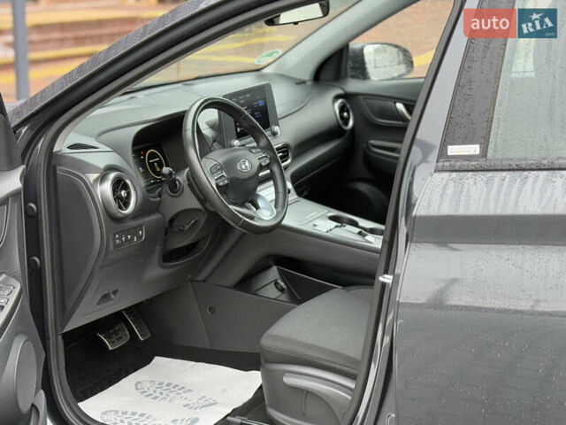 Серый Хендай Kona, объемом двигателя 0 л и пробегом 52 тыс. км за 17299 $, фото 38 на Automoto.ua