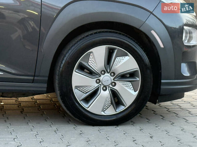 Серый Хендай Kona, объемом двигателя 0 л и пробегом 71 тыс. км за 17999 $, фото 12 на Automoto.ua