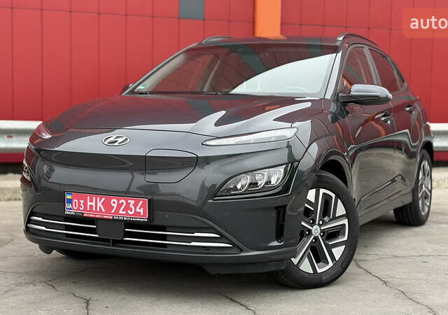 Серый Хендай Kona, объемом двигателя 0 л и пробегом 50 тыс. км за 18500 $, фото 1 на Automoto.ua
