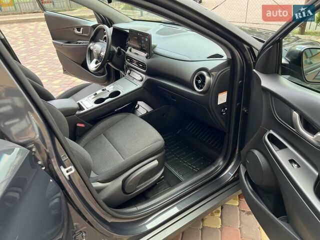 Серый Хендай Kona, объемом двигателя 0 л и пробегом 114 тыс. км за 19950 $, фото 45 на Automoto.ua