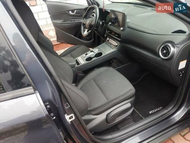 Серый Хендай Kona, объемом двигателя 0 л и пробегом 30 тыс. км за 15999 $, фото 5 на Automoto.ua