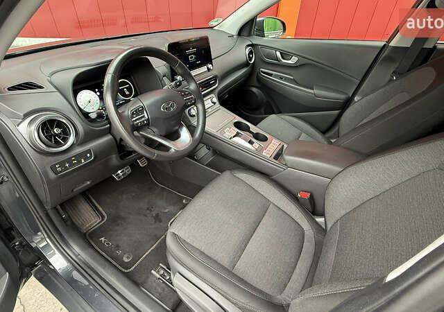 Серый Хендай Kona, объемом двигателя 0 л и пробегом 50 тыс. км за 18500 $, фото 22 на Automoto.ua