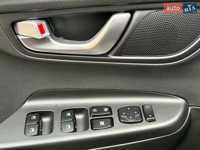 Сірий Хендай Kona, об'ємом двигуна 0 л та пробігом 44 тис. км за 16999 $, фото 16 на Automoto.ua