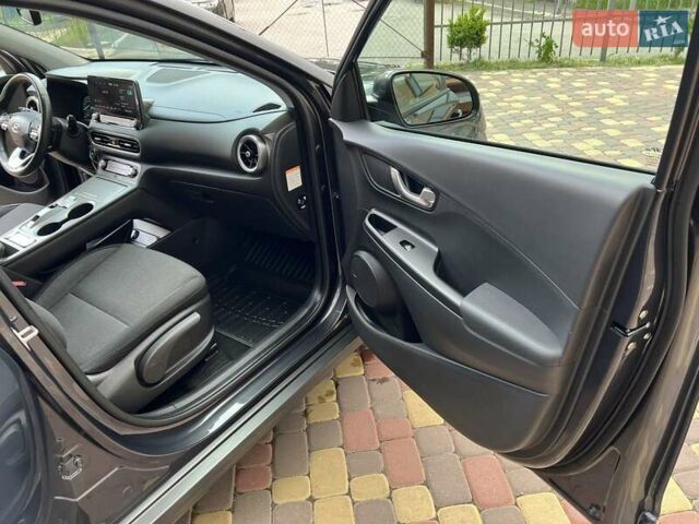 Серый Хендай Kona, объемом двигателя 0 л и пробегом 114 тыс. км за 19950 $, фото 50 на Automoto.ua