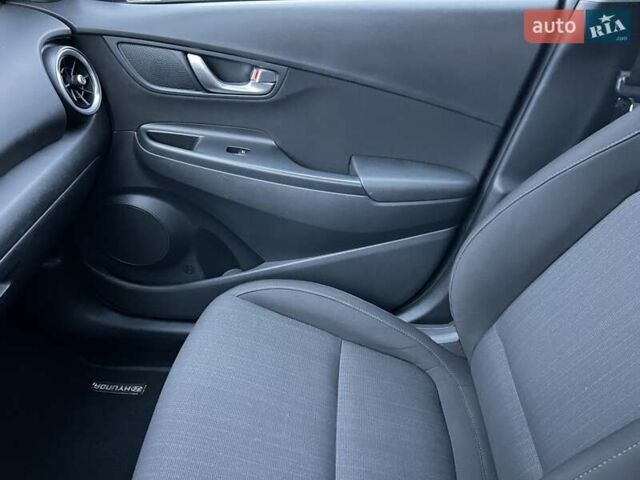 Сірий Хендай Kona, об'ємом двигуна 1.6 л та пробігом 53 тис. км за 18900 $, фото 59 на Automoto.ua