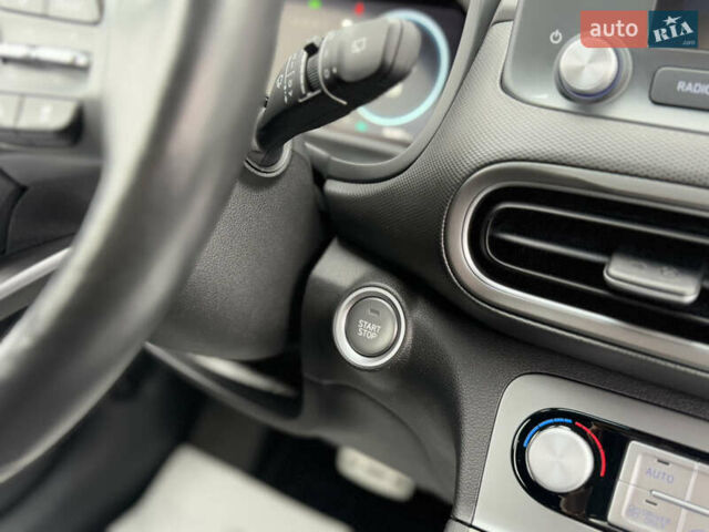 Серый Хендай Kona, объемом двигателя 0 л и пробегом 52 тыс. км за 17299 $, фото 53 на Automoto.ua