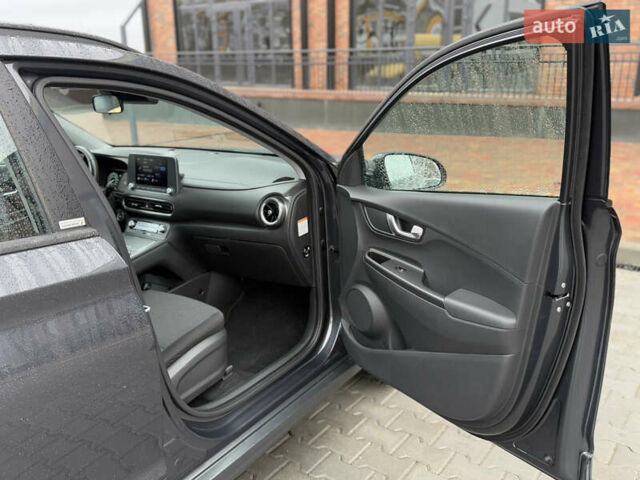 Серый Хендай Kona, объемом двигателя 0 л и пробегом 52 тыс. км за 17299 $, фото 44 на Automoto.ua