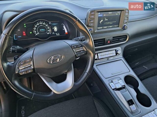Серый Хендай Kona, объемом двигателя 0 л и пробегом 98 тыс. км за 19373 $, фото 7 на Automoto.ua