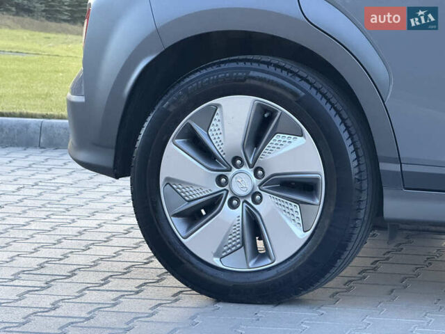 Серый Хендай Kona, объемом двигателя 0 л и пробегом 63 тыс. км за 18900 $, фото 12 на Automoto.ua