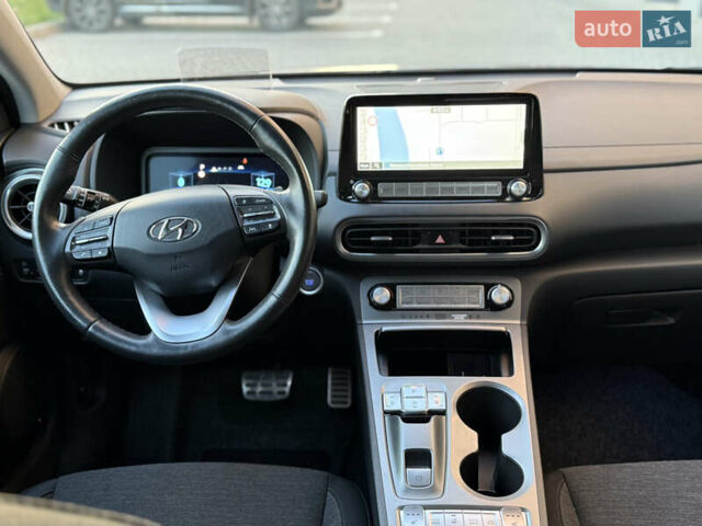 Серый Хендай Kona, объемом двигателя 0 л и пробегом 42 тыс. км за 17900 $, фото 2 на Automoto.ua