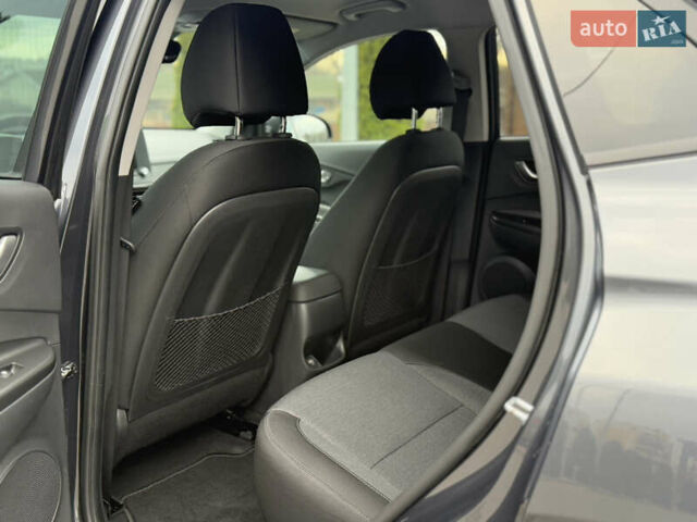 Серый Хендай Kona, объемом двигателя 0 л и пробегом 56 тыс. км за 17299 $, фото 49 на Automoto.ua